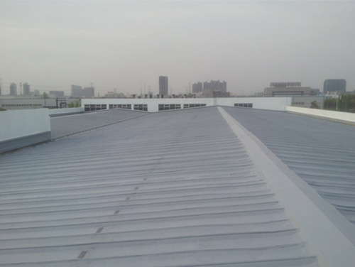 大型聚脲噴涂機(圖2) 車間彩鋼板屋面聚脲防水工程
