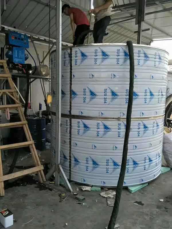 不銹鋼水箱保溫模塊聚氨酯填充效果如何 用哪種噴涂機(圖1) 不銹鋼水箱保溫模塊聚氨酯填充