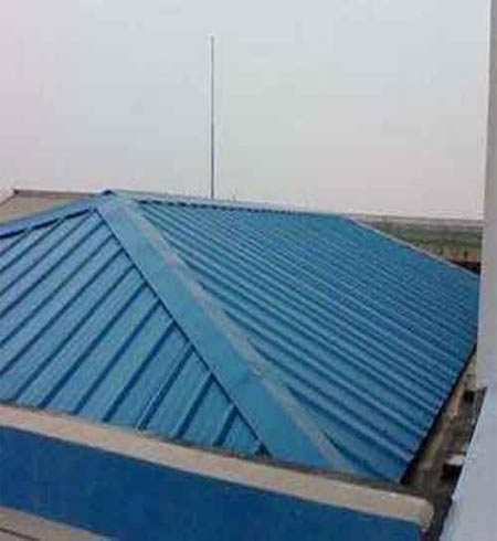 噴彩鋼瓦防腐涂料用什么噴涂機(jī) 海南聚脲噴涂機(jī)(圖2) 車間彩鋼瓦防腐聚脲涂料案例
